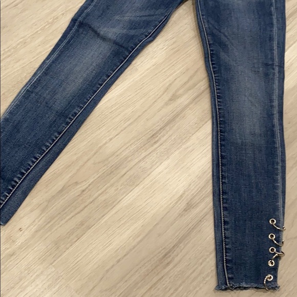 Denim jeans with chain link hem - Picture 4 of 5